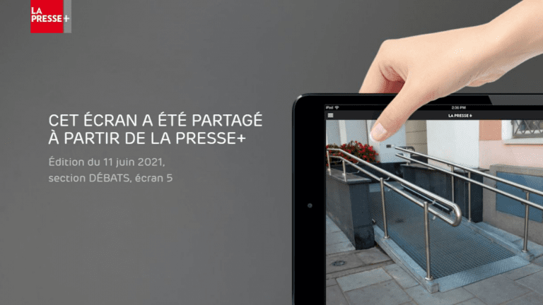 Capture d'écran du site de La Presse+ où l'on voit une main tenir un ipad. La photo sur la tablette est une rampe d'accès à un bâtiment.